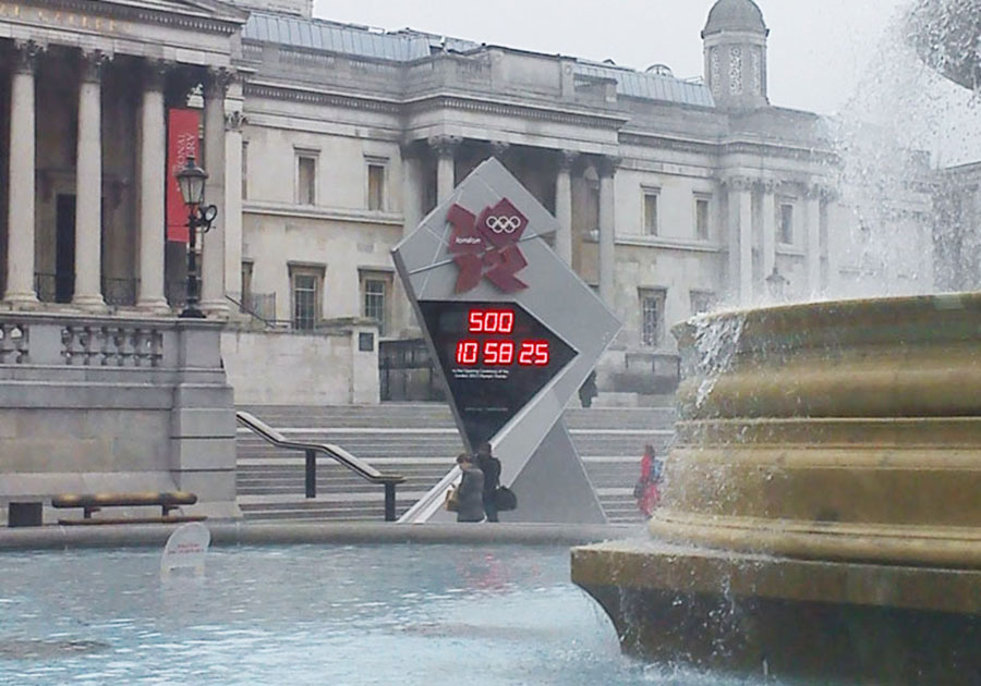 L'horloge faisant le décompte avant le début des JO, dressée à la manière d'un mégalithe, en bordure de Trafalgar Square, sur l'alignement du Strand