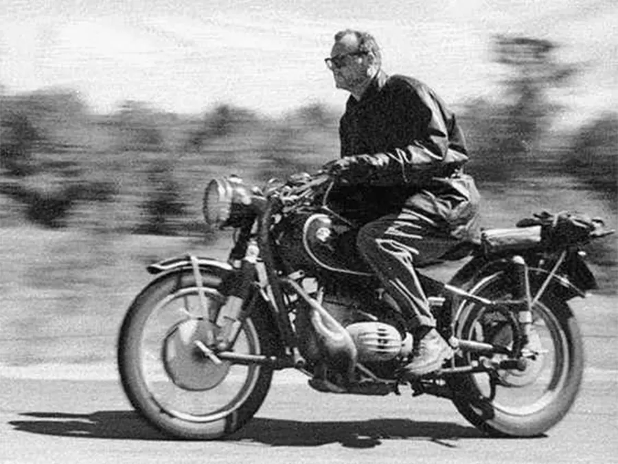 C. Wright Mills à moto C. Wright Mills à moto