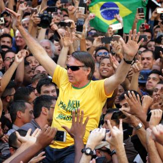 Le candidat à la présidentielle brésilienne Jair Bolsonaro prenant un bain de foule en 2018. Photo : hojemacau.com.mo.