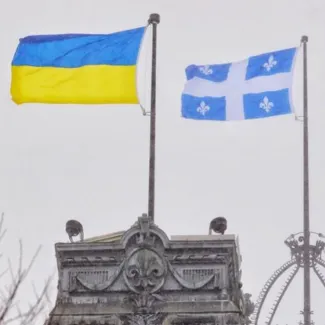 Les drapeaux ukrainien et québécois flottent sur l’édifice de l’Assemblée nationale en février 2022. Photo : Compte X du premier ministre François Legault.